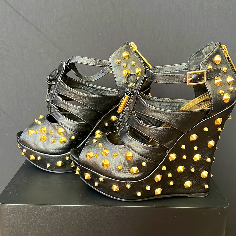 Shiekh “Daria” Platform Wedge Black/Gold
